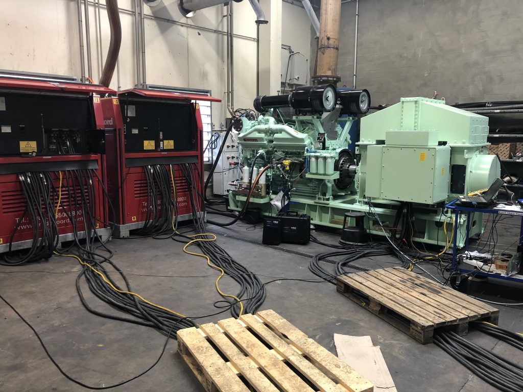 Industriel motor og generator i testlaboratorium