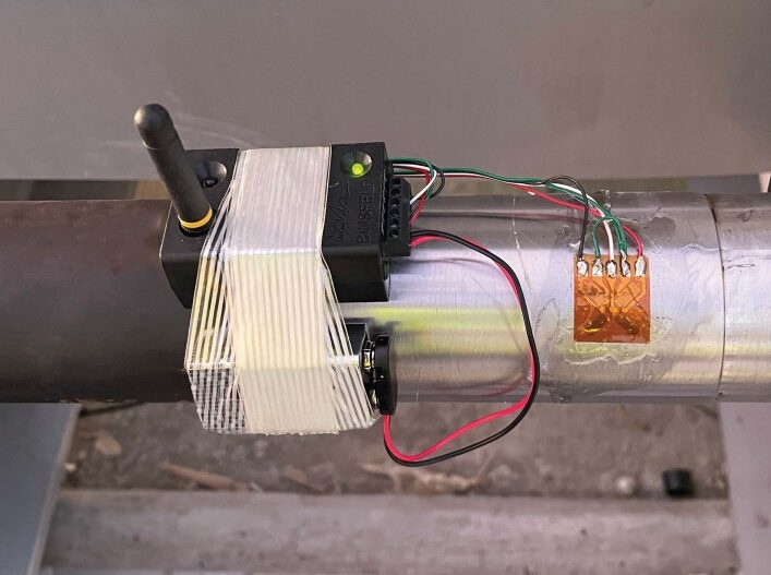 Electronic sensor mounted on a metal tube