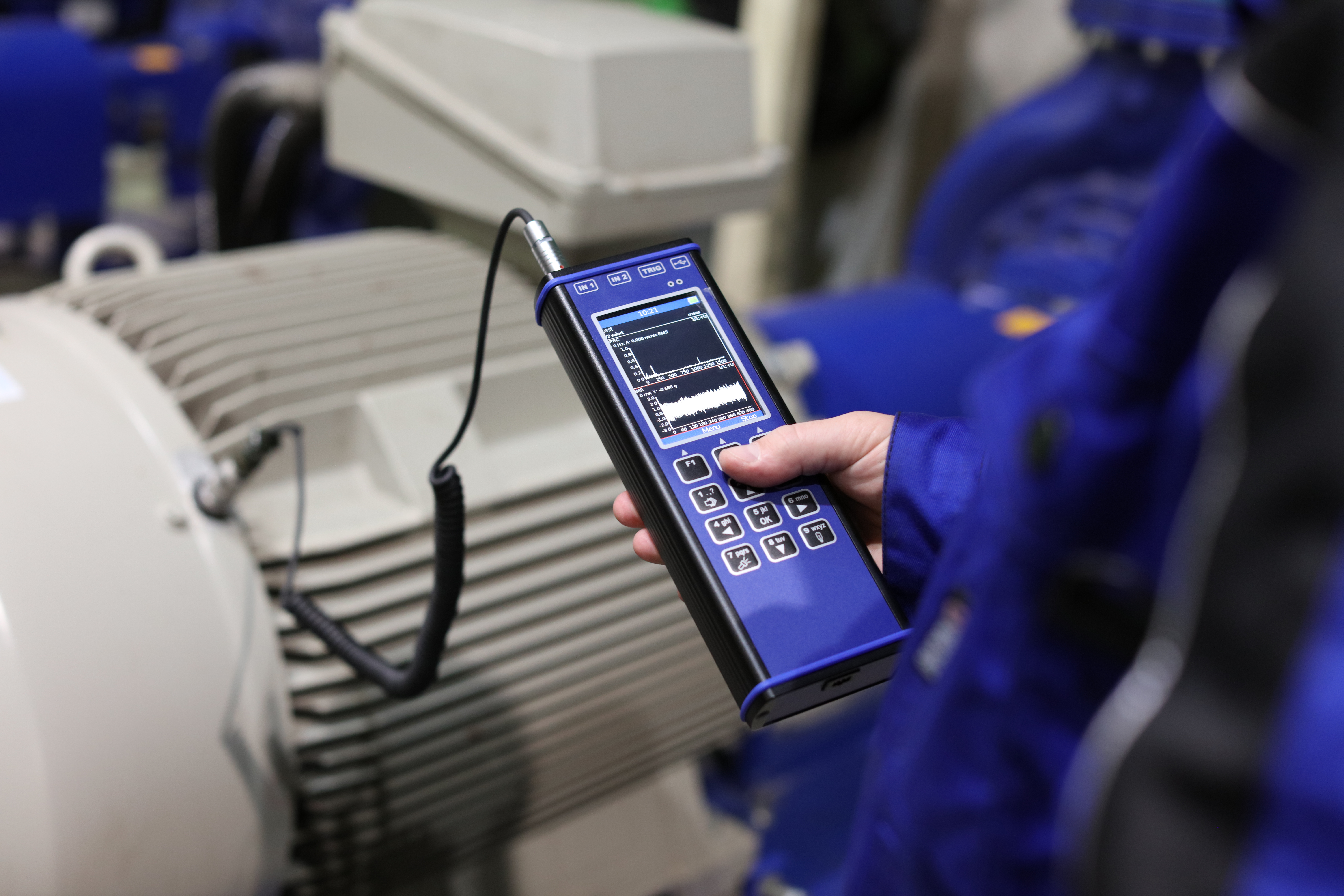 Tekniker fra TME Solutions med headset under arbejde i felten
