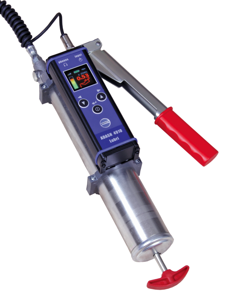 Digital grease gauge fitted to a grease gun